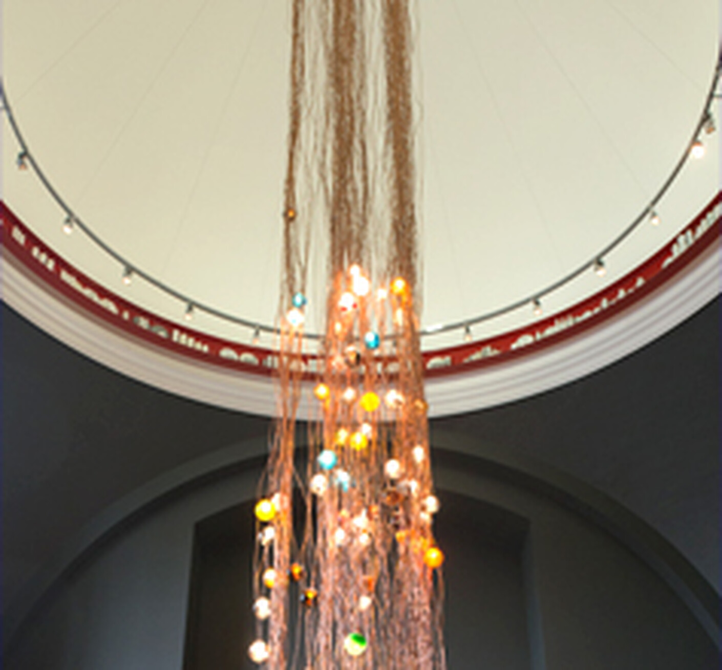 28.280 bunte Glaskugeln