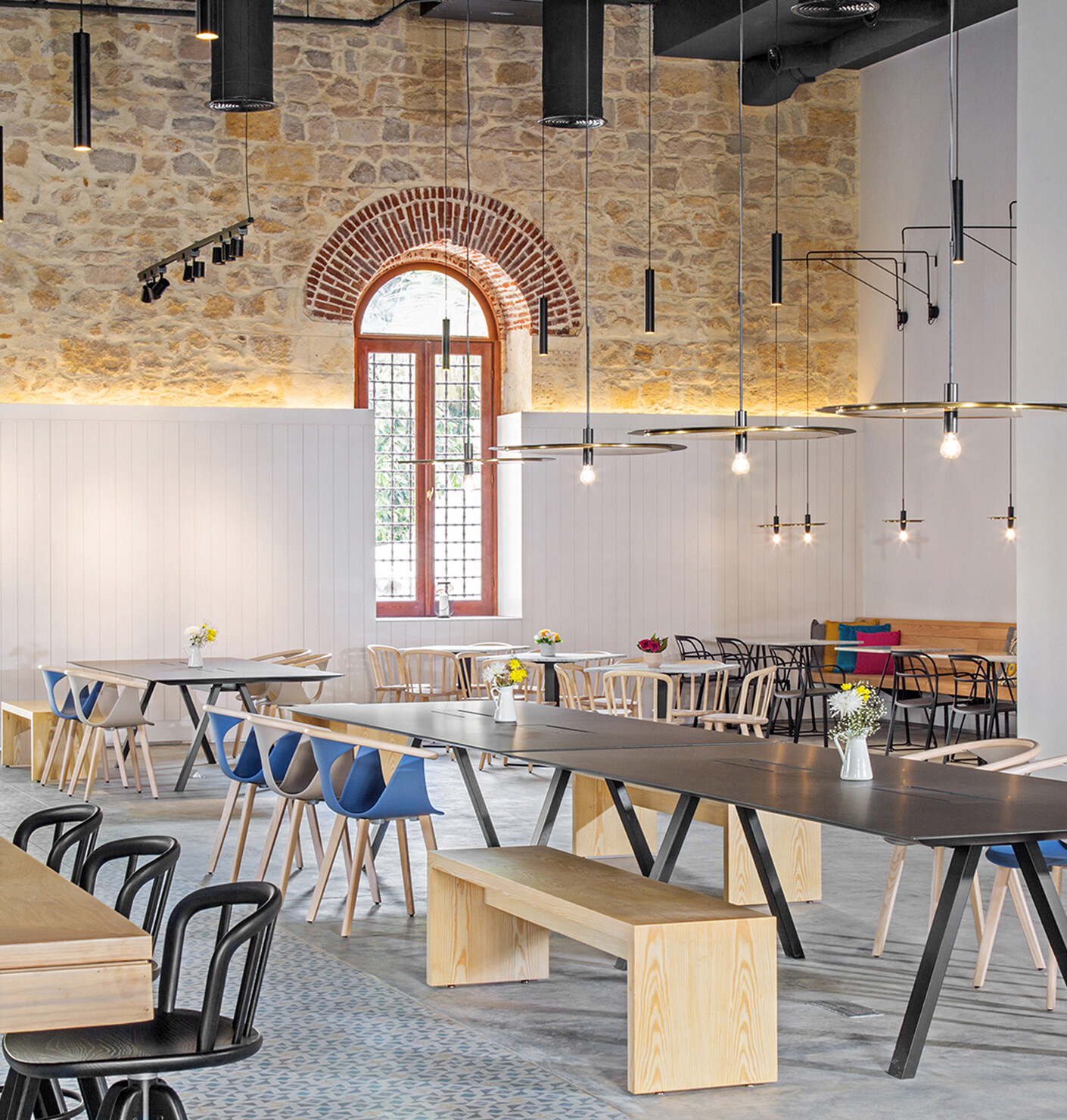 Stylish shoulder-to-shoulder