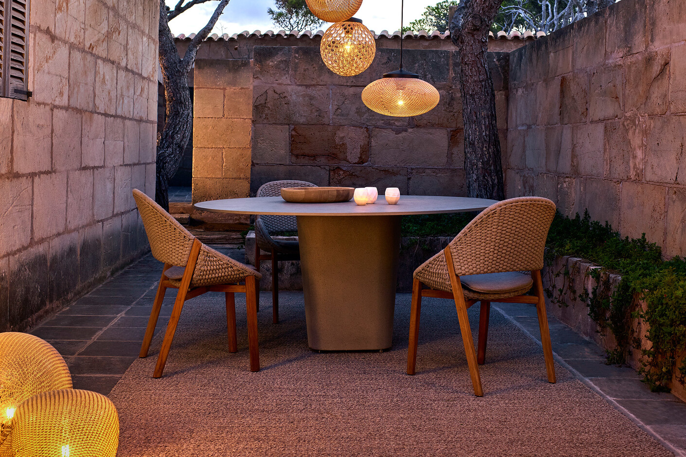 Tao dining table