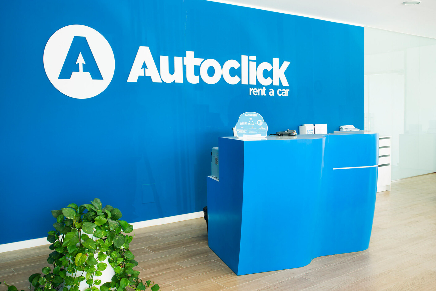 AutoClick Rent a Car 6701. Blue Sky, 1100. Snow White