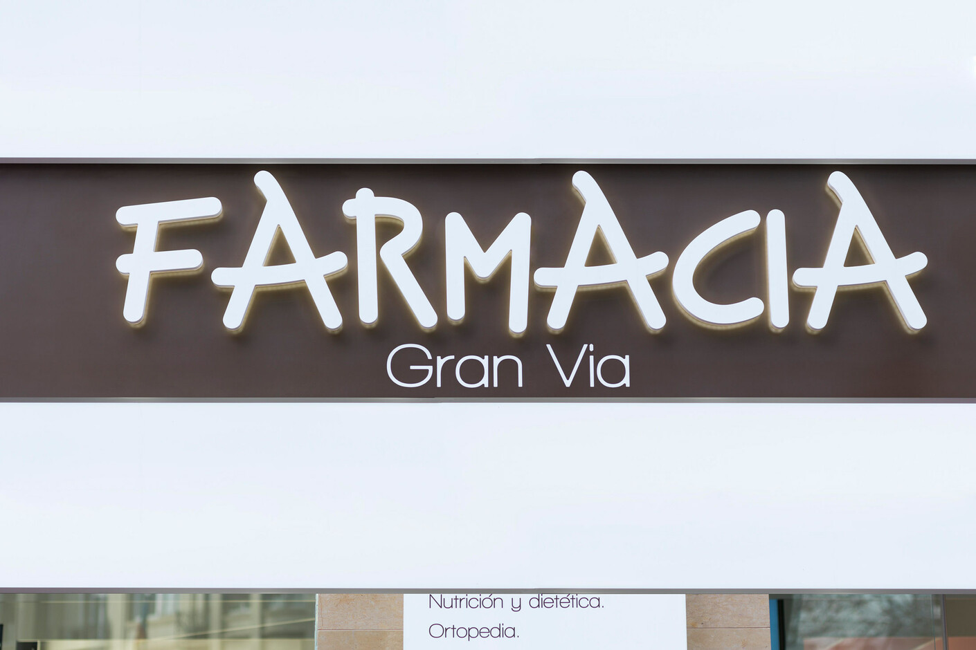 Pharmacy Gran Via 4102. Extreme Light, 1100 Snow White, 1508 Dark Brown
