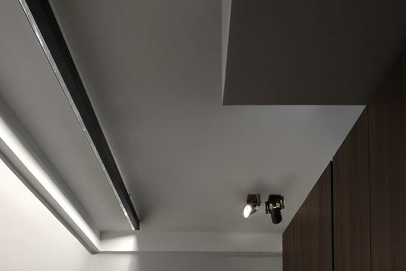 Rei wallwasher profile surface mounted