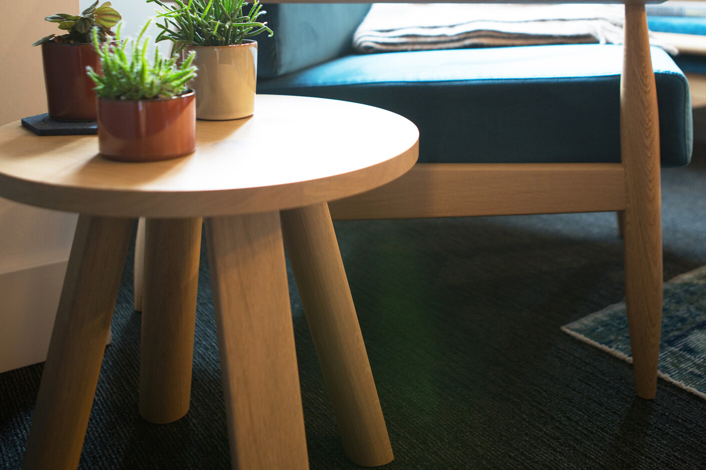 BuzziMilk side table