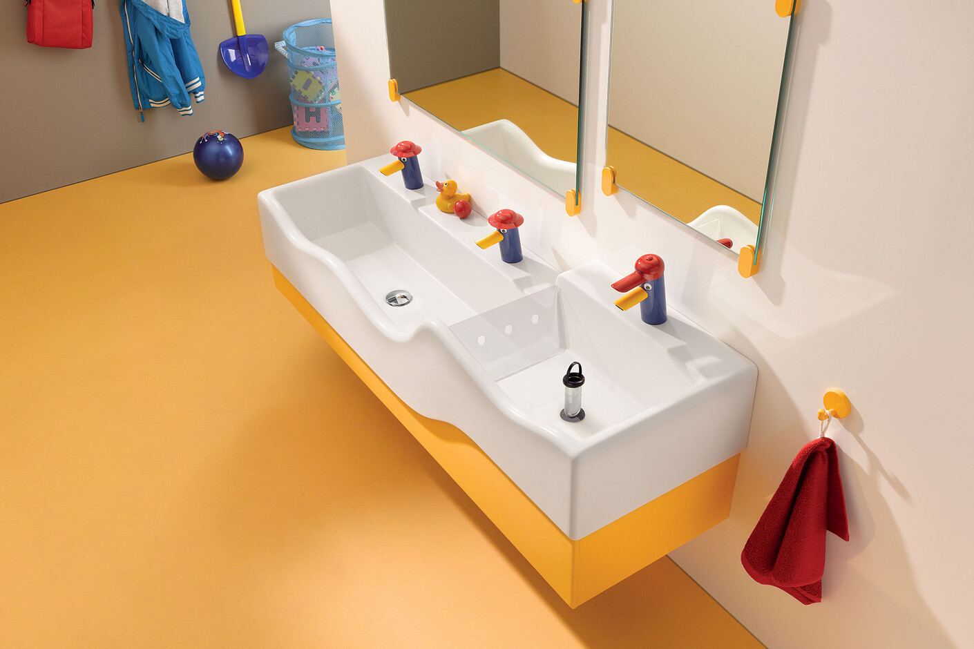 Geberit Bambini Spiel- und Waschlandschaft mit drei Waschplätzen