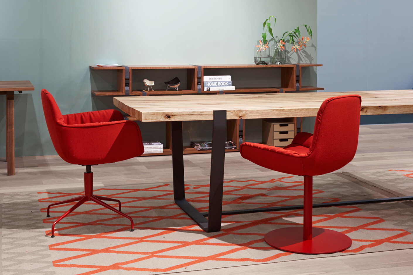 Leya armchair low with central leg