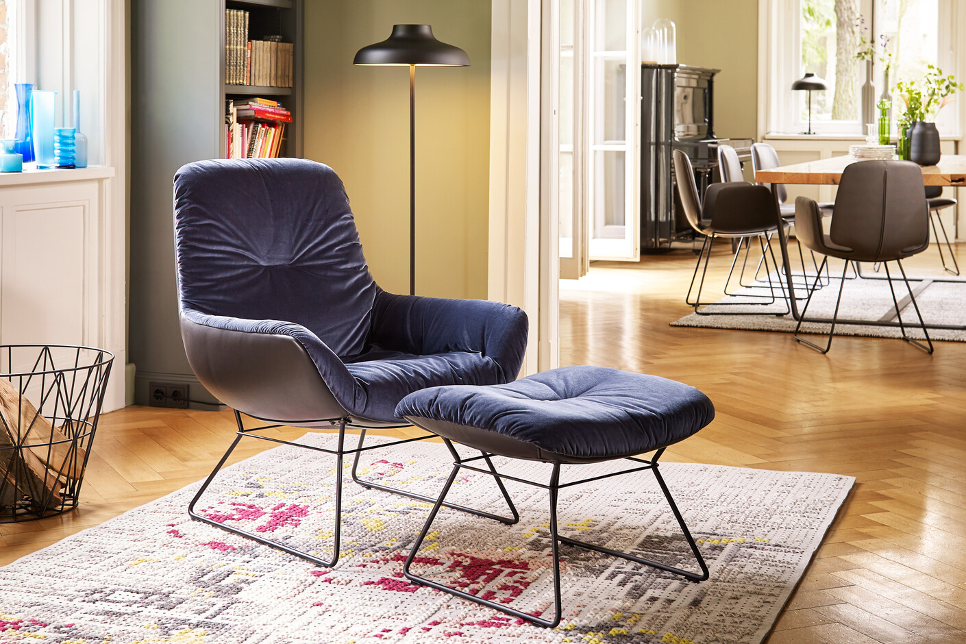 Leya ottoman with wire frame