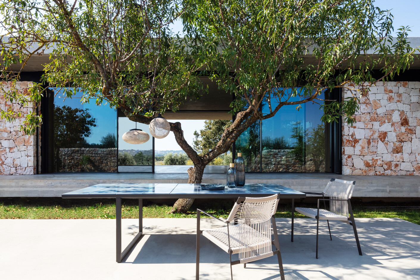 Nox dining table