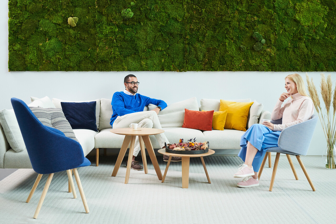 Sola lounge chair with armrests and wooden legs