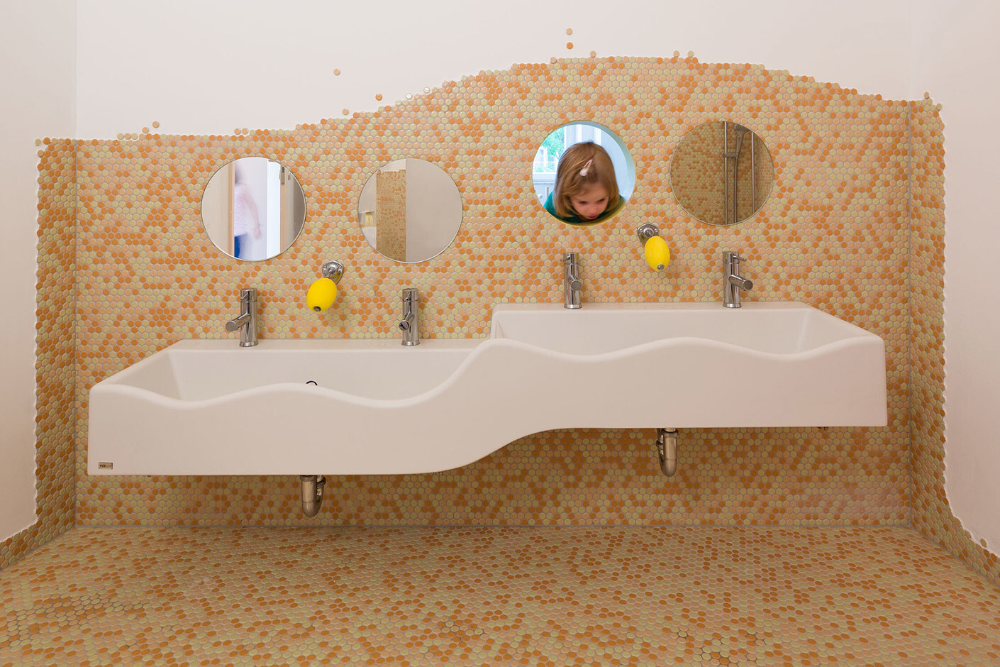 A playful experience: sanitary rooms for kindergarten kids