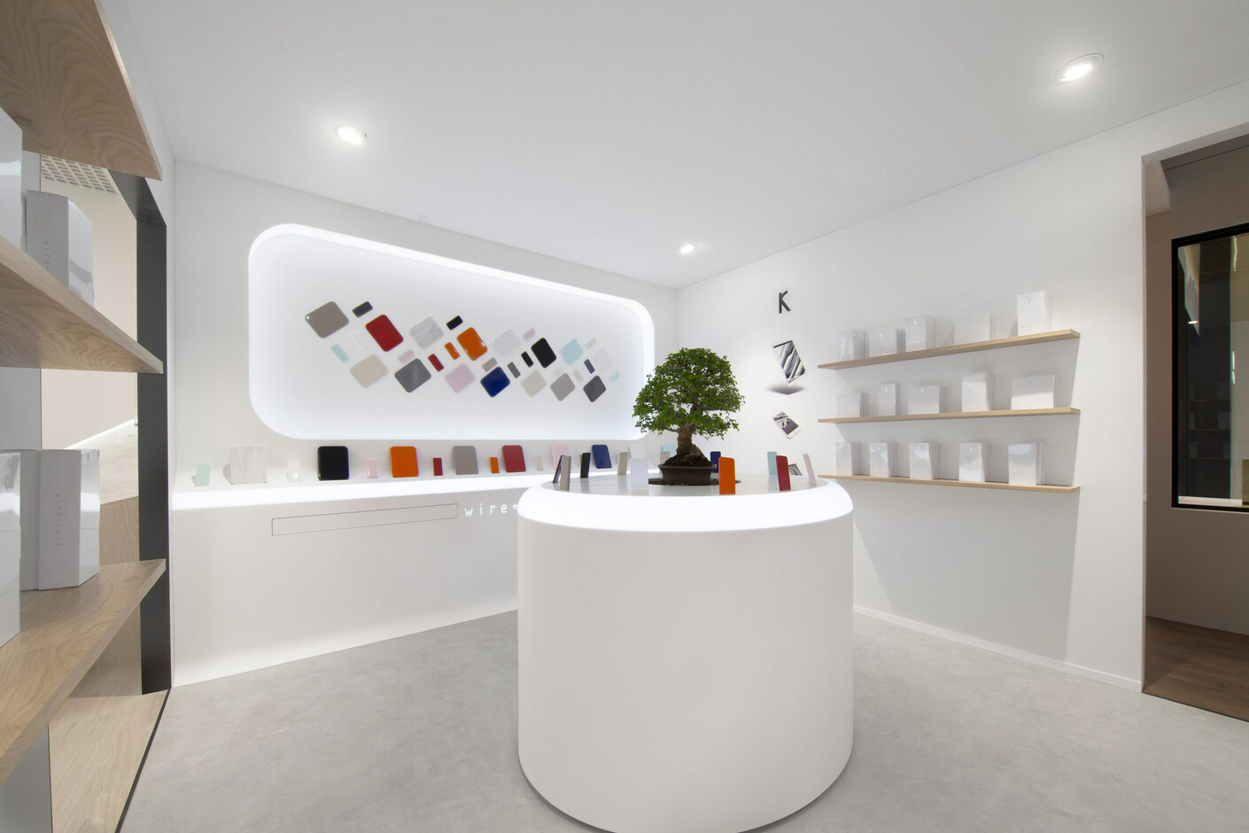 Showroom Electronica L105. Carrara Dark, 6301. Fruit, 6901 Black Metal