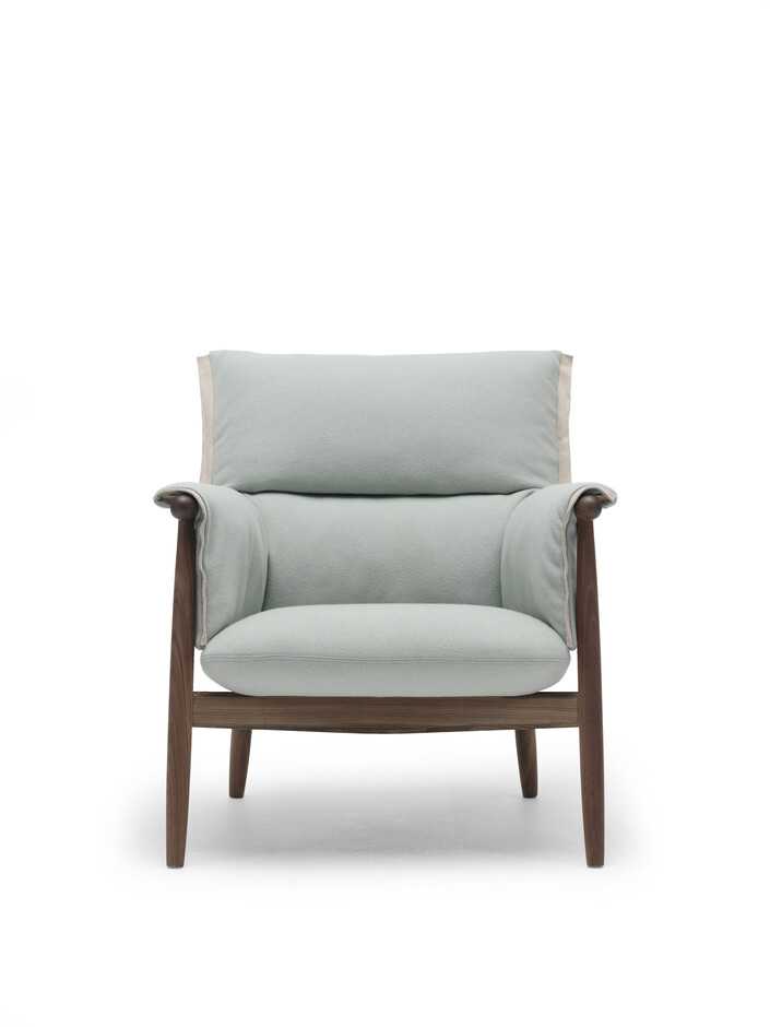 E005 Embrace lounge chair
