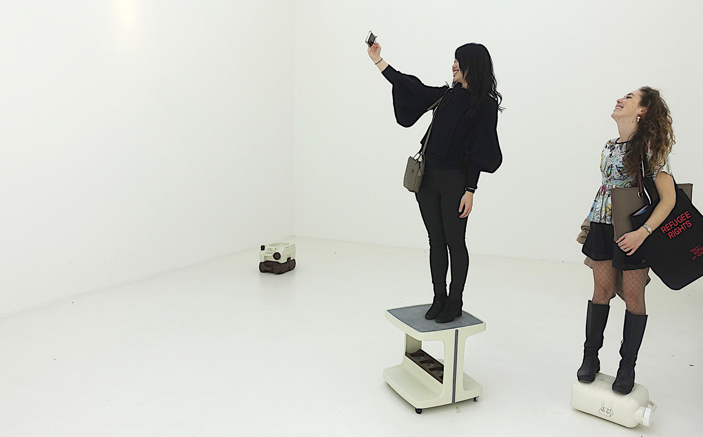 Sculpture as a fun action, which is immediately which is immediately fed into the digital networks: One of the participatory "one minute sculptures" by Erwin Wurm in the pavilion of Austria.