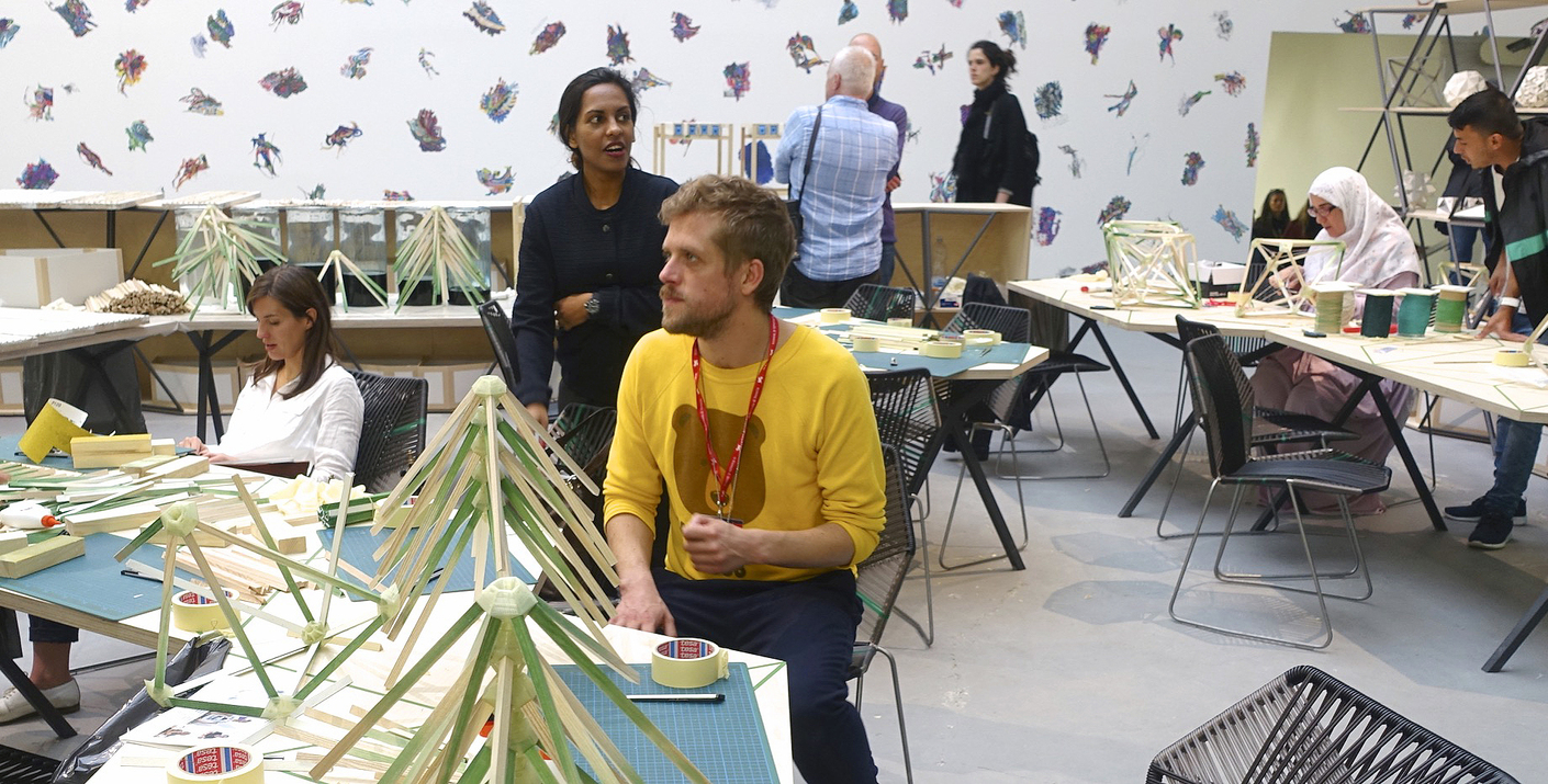 Learn what the great artist has given: Ólafur Elíasson invites visitors to work together with refugees and asylum seekers to create lamps designed by him.