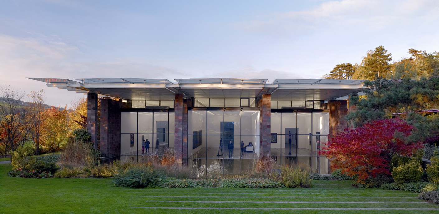 Renzo Piano baute 1997 einen leichten Pavillon mit Glasdach und verglaster Stirnseite.