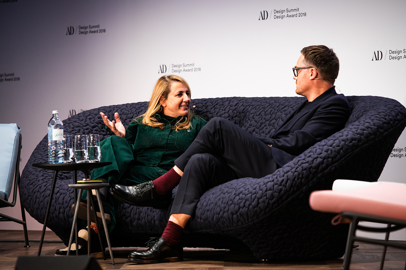 Nahmen auf "Ploum" von Ligne Roset Platz: Architektin und Designerin Patricia Urquiola im Gespräch mit Oliver Jahn, Chefredakteur der AD.