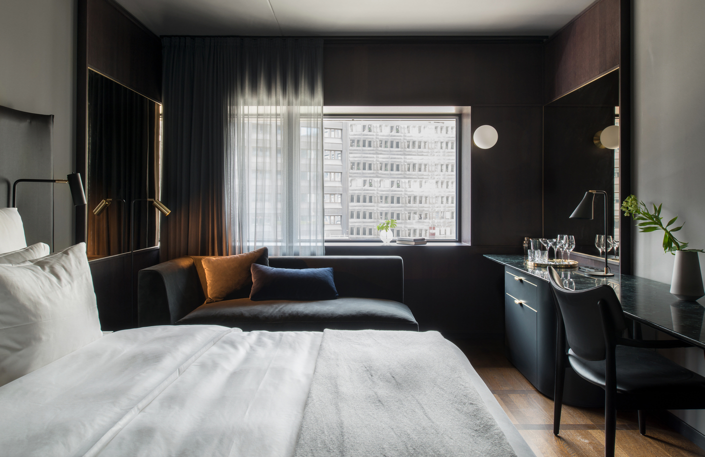 Weiche Polster und großzügige Arbeitsflächen lassen die 343 Zimmer und Suiten zu gemütlichen Orten der Entspannung werden.