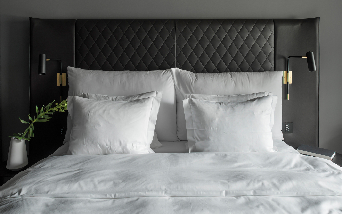 Black Beauty: Die Betthäupter und Polstermöbel in den Zimmern des "At Six" sind schwarz wie die Nacht.