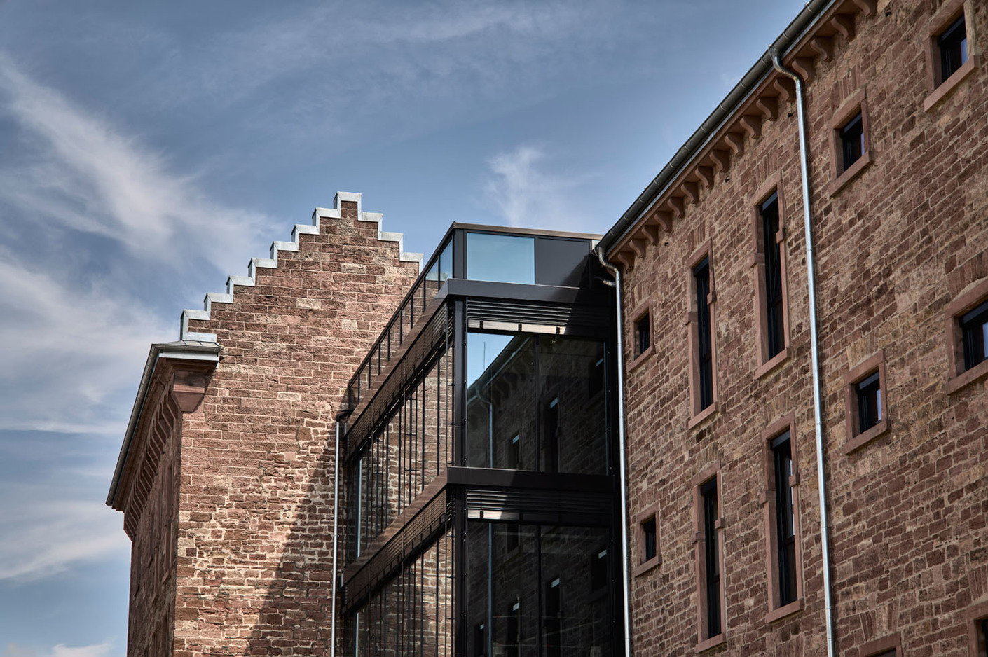 Architect Jürgen Grossmann linked the separate sections of the complex by a modern glass cube.