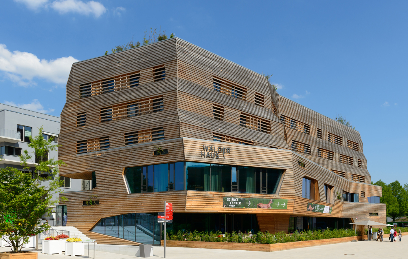 Even the irregularly staggered façade made from untreated larch wood points to the thematic orientation of the Wälderhaus.