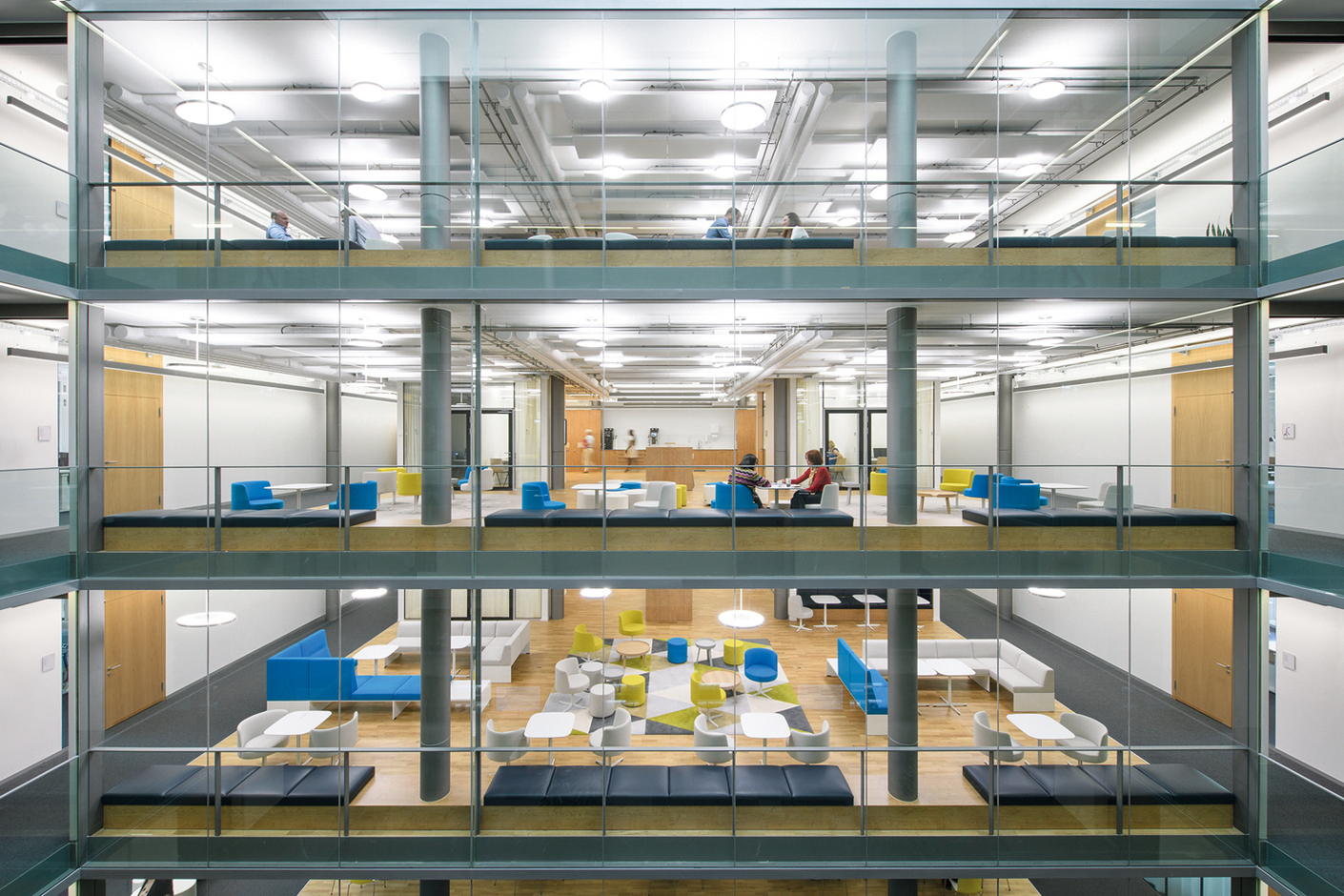 Über LED-Technologie und biodynamisches Licht von Waldmann werden bei Bayer in Basel Aktivitäts- und Ruhephasen der Mitarbeiter unterstützt.