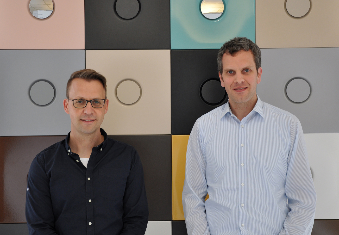 The bathroom is colorful: marketing manager Sven Rensinghoff and managing director Thilo Pahl from Bette in front of the color samples.