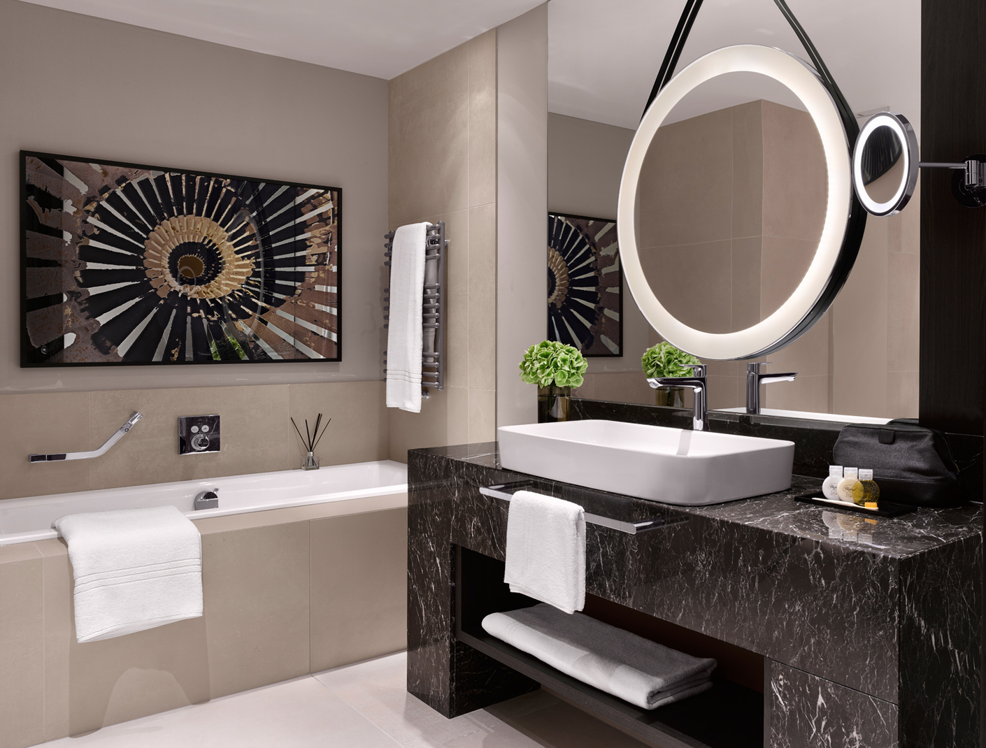 For the bathrooms located in the building interior, they decided to use fitted baths from the “Bette One” series in the Highline version.