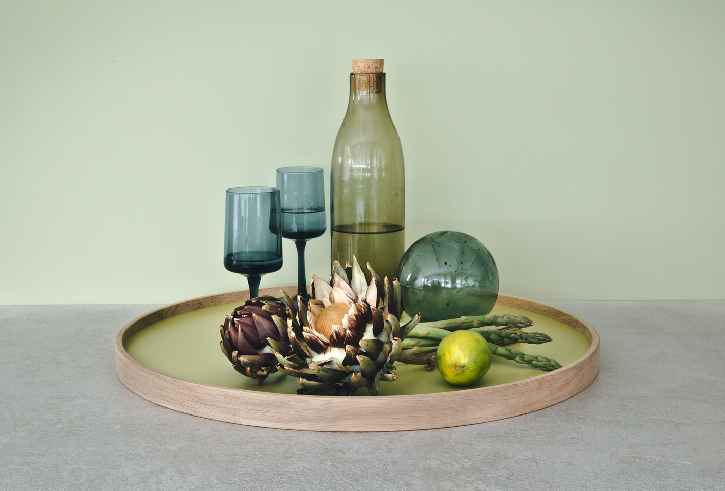 Die Platte des Wendetablett 50 von Hans Bølling besteht aus Laminat und ist in mehreren Farben erhältlich.