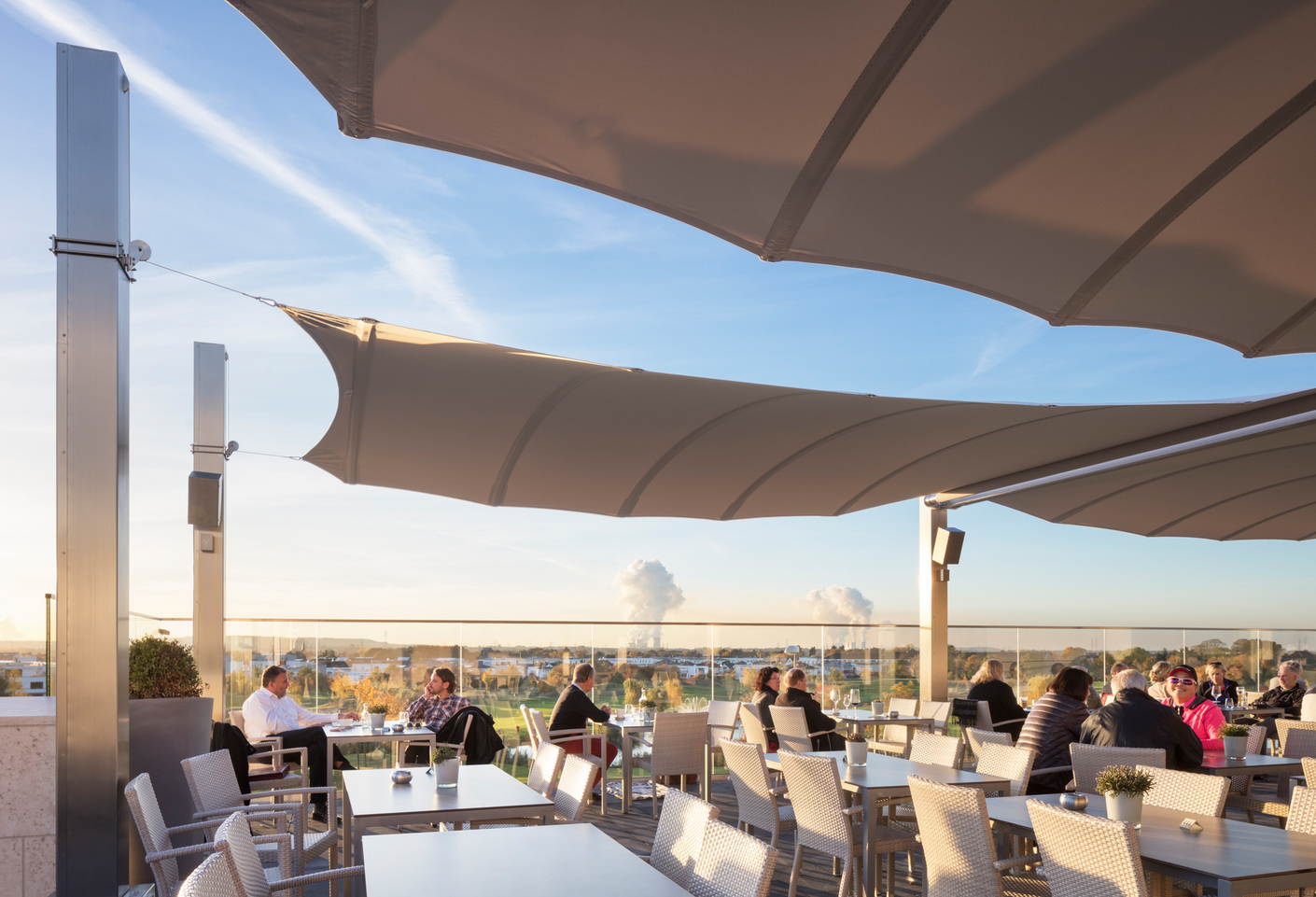 Die Umleitung der Zugseile in die gewichtssteuernden Masten lässt die Wege für die Gäste des Restaurants frei.