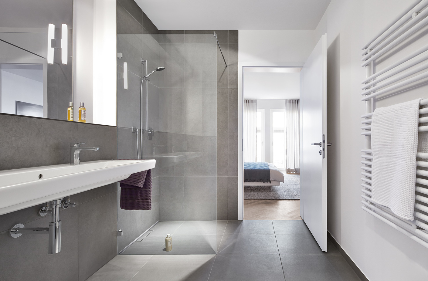 Für die Badezimmer fiel die Wahl auf die Duschrinne CeraWall Individual von Dallmer.