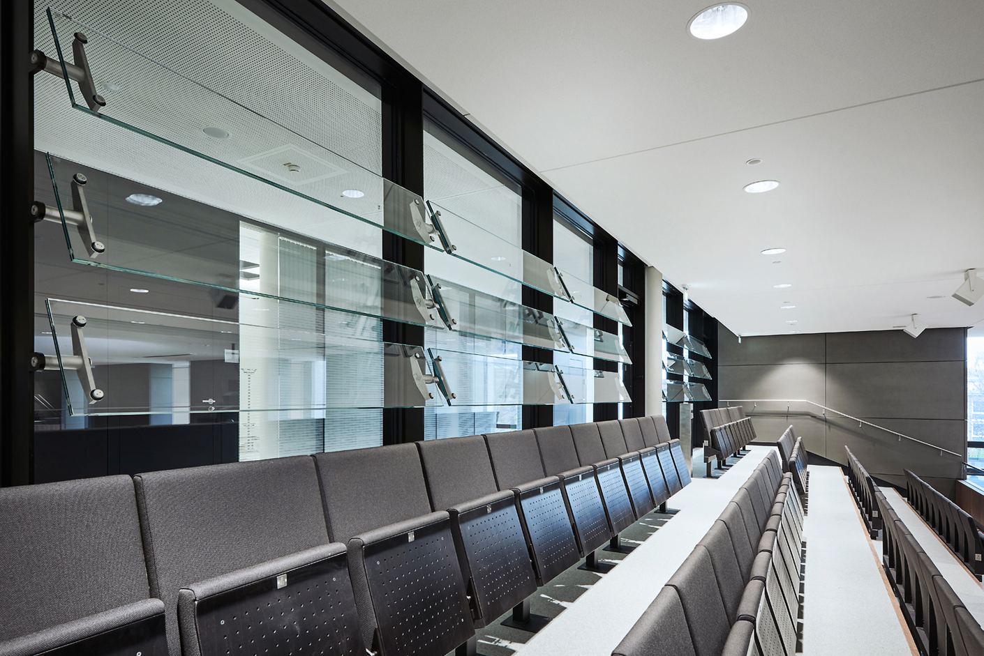 Die neue Transparenz im Saal bietet nicht nur eine lichtdurchflutete Atmosphäre, sondern soll auch ein Symbol für transparente Politik darstellen.