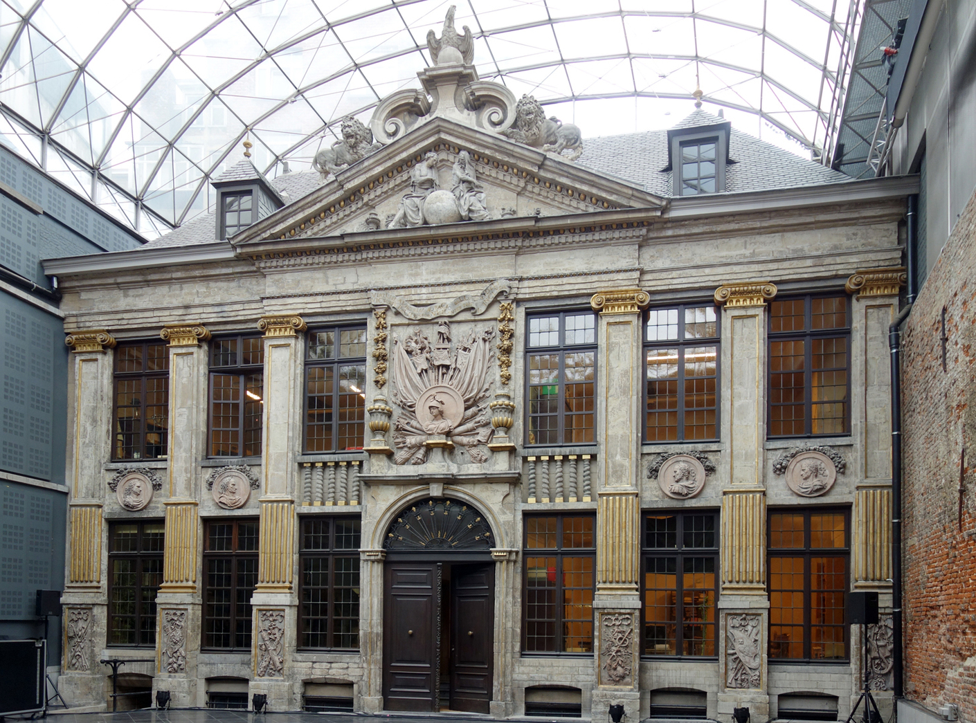 The culture venue “La Maison du spectacle La Bellone” is a magnificent mansion dating back to 1697. It was designed by architect Jean Cosyn.