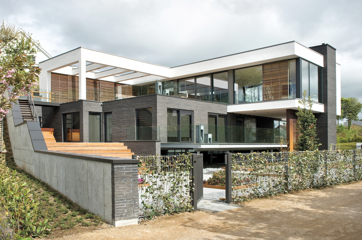 In the bungalow by Billund Hansen architects, the natural material wood creates a cozy atmosphere.