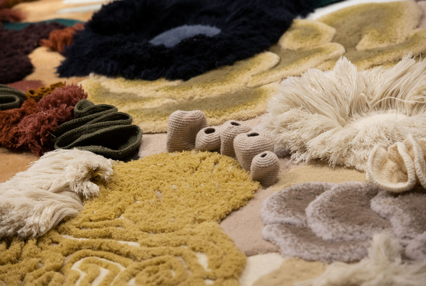 Vanessa Barragao macht mit ihrem handgefertigten Teppich "Coral Garden" aus recycelten Materialien auf die bedrohten Korallenriffe aufmerksam.