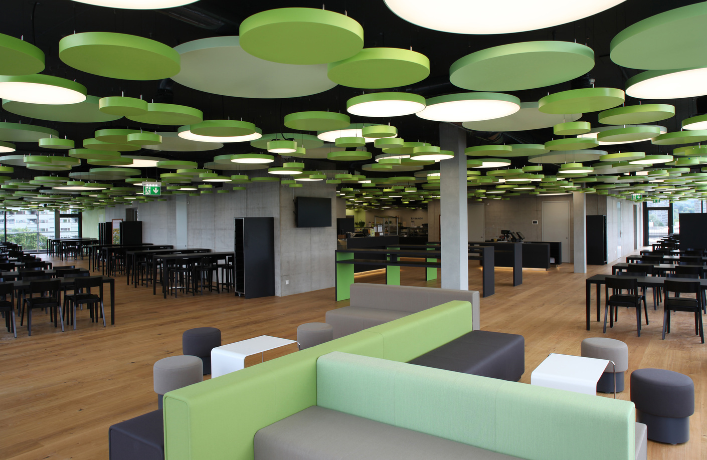 Available as flush-mounted, ceiling mounted or pendant luminaires and in a wide range of sizes, the round lighting unit can be easily integrated into a variety of architectural styles.