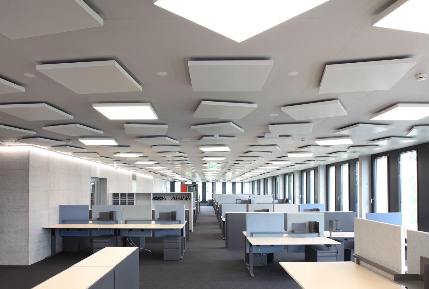 In the offices, the square “Lumeo®-Q” illuminated surfaces ensure even illumination and a pleasant ambient climate thanks to its thermal conductivity.