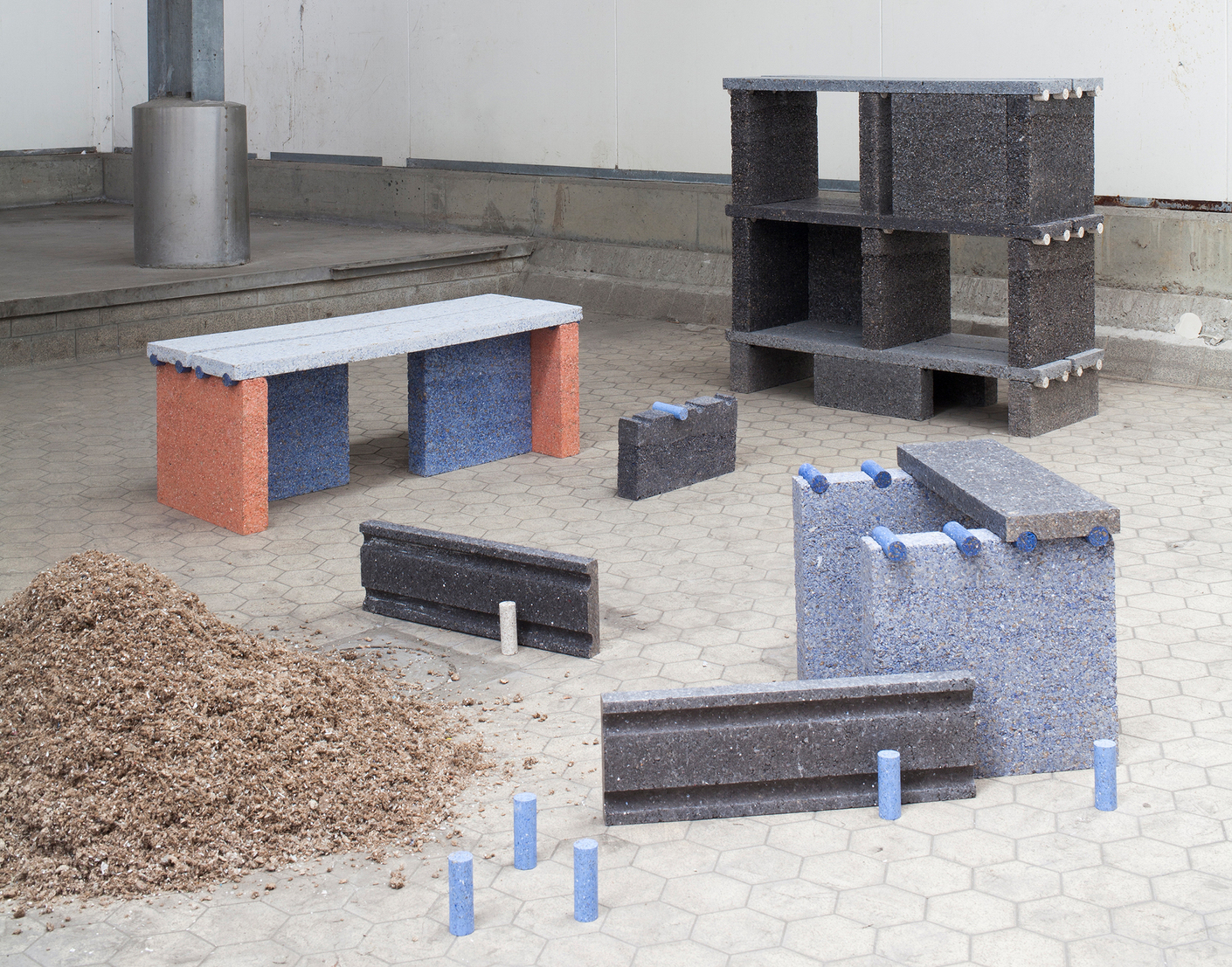 Möbel des jungen Designers Tim Teven aus einem Material auf der Basis von Recyclingpapier.