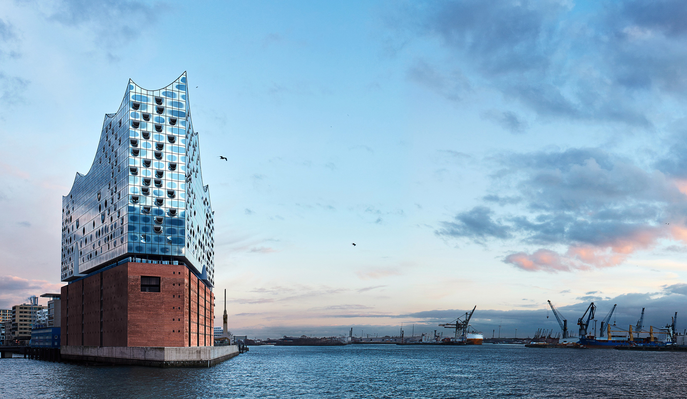Blick auf die Elbe: Das Westin Hotel Hamburg befindet sich im oberen Gebäudeteil der von Herzog&de Meuron entworfenen Elbphilharmonie.