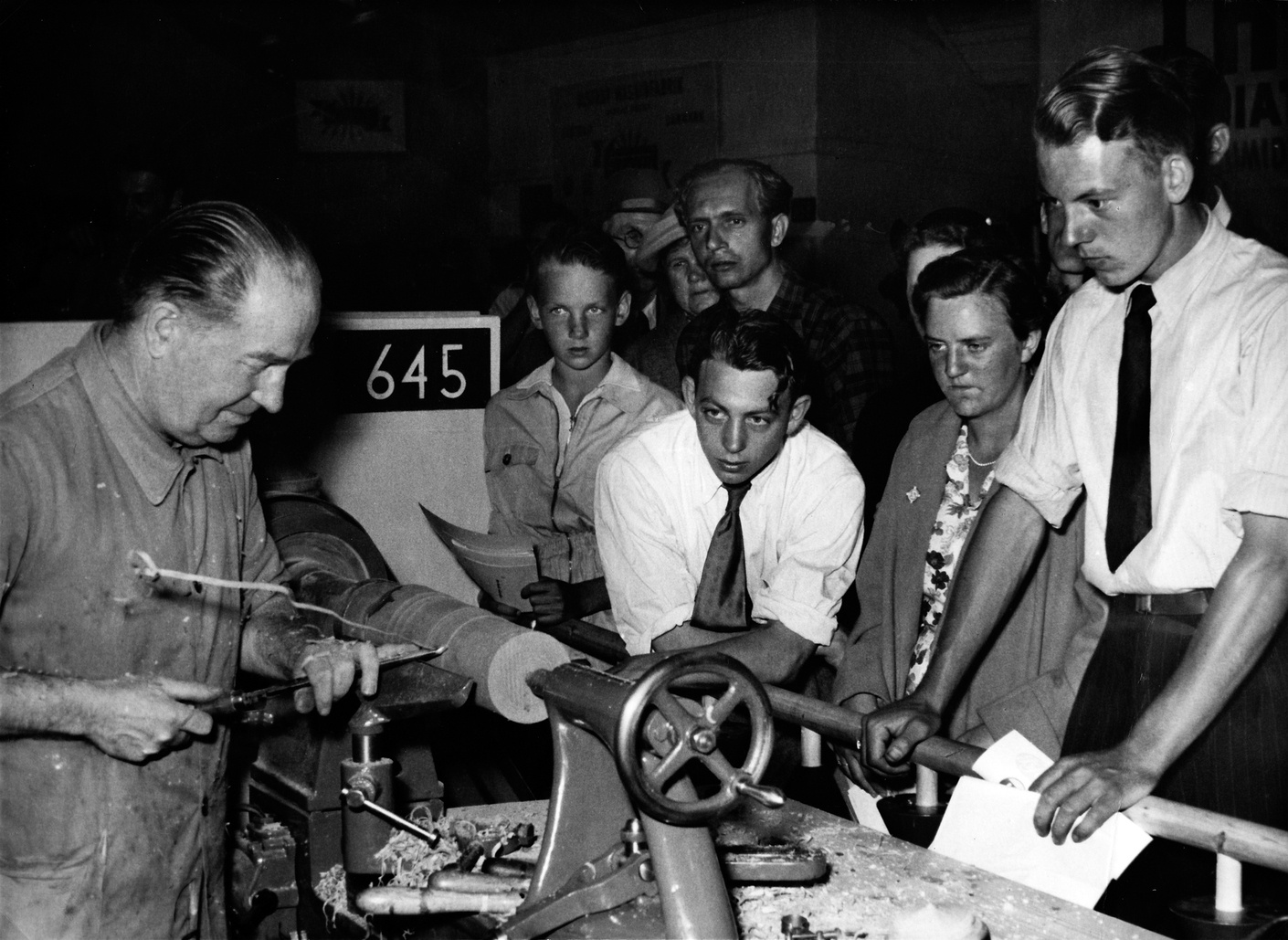 Blick zurück: Ernst Krüger veranschaulicht 1950 in Kopenhagen die handwerkliche Herstellung der Möbel.