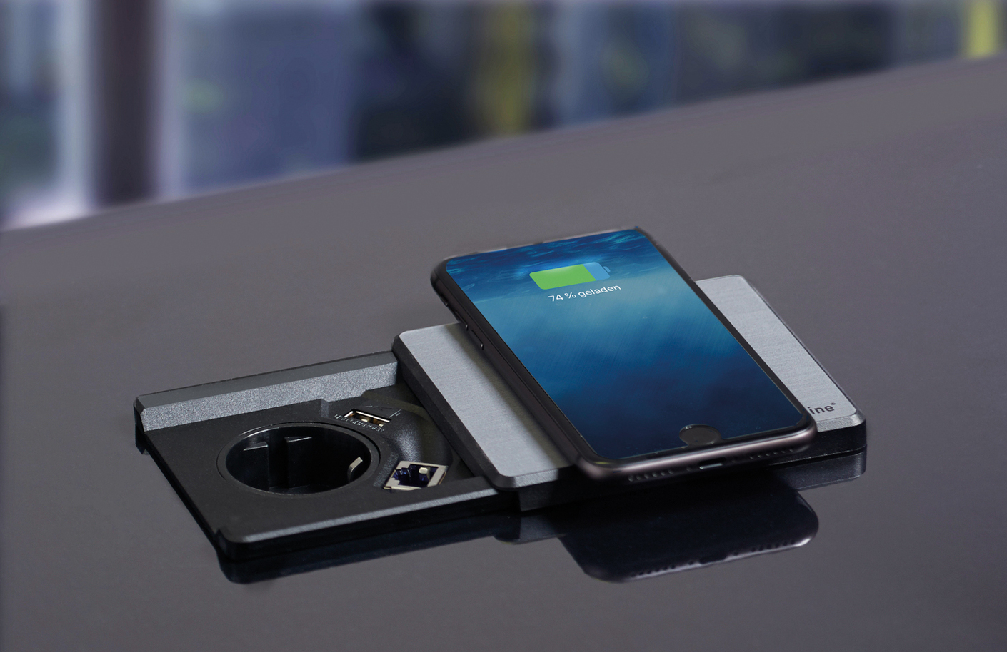 "Evoline Square80" bündelt viele Lösungen in einem Produkt: Die Steckdose ist um einem USB-Charger, eine induktive Ladestation und optional mit einem Netzwerkanschluss ergänzt.