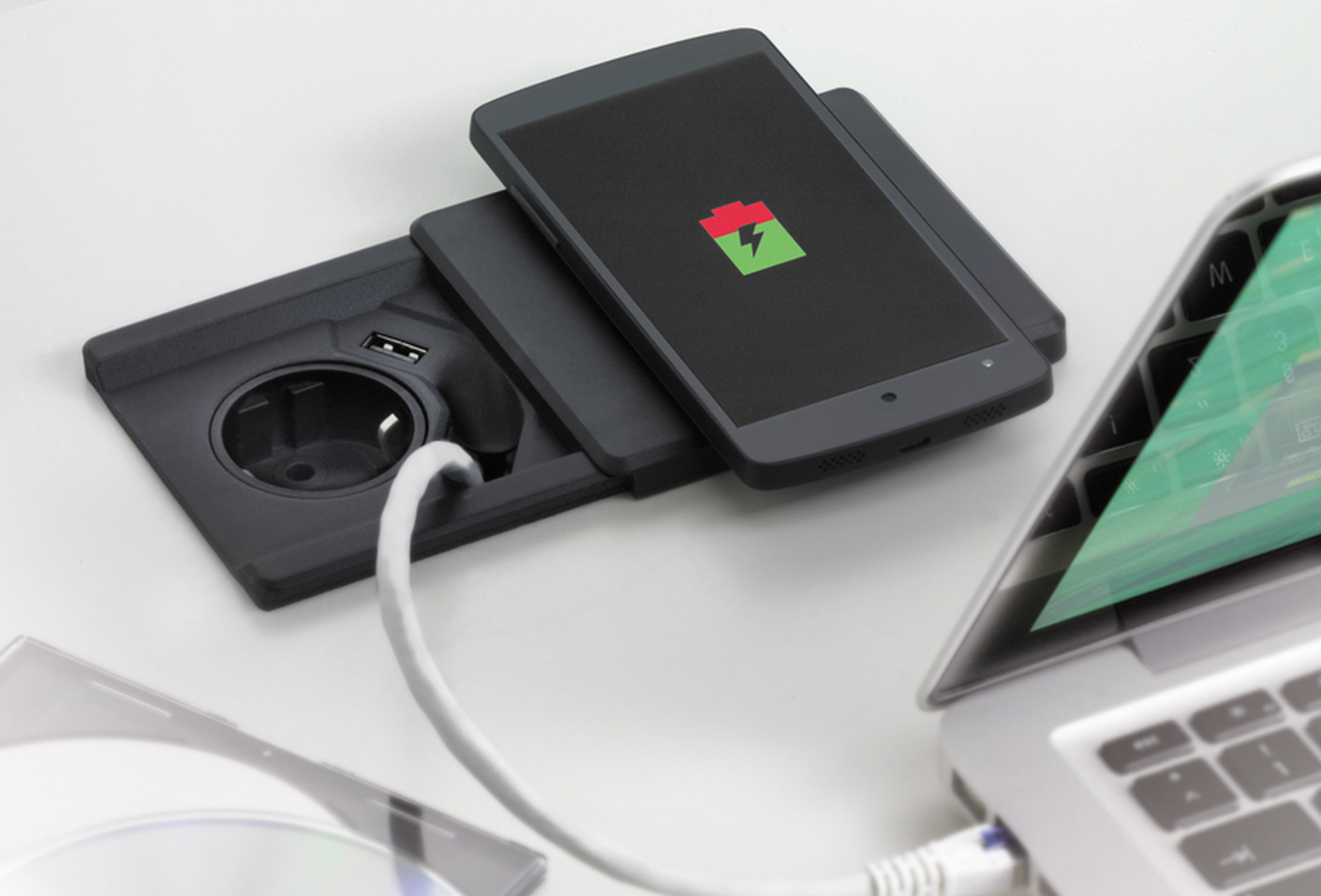 The "Evoline Square80" module combines many solutions in one product: The socket is equipped with a USB charger and optionally with a network connection.