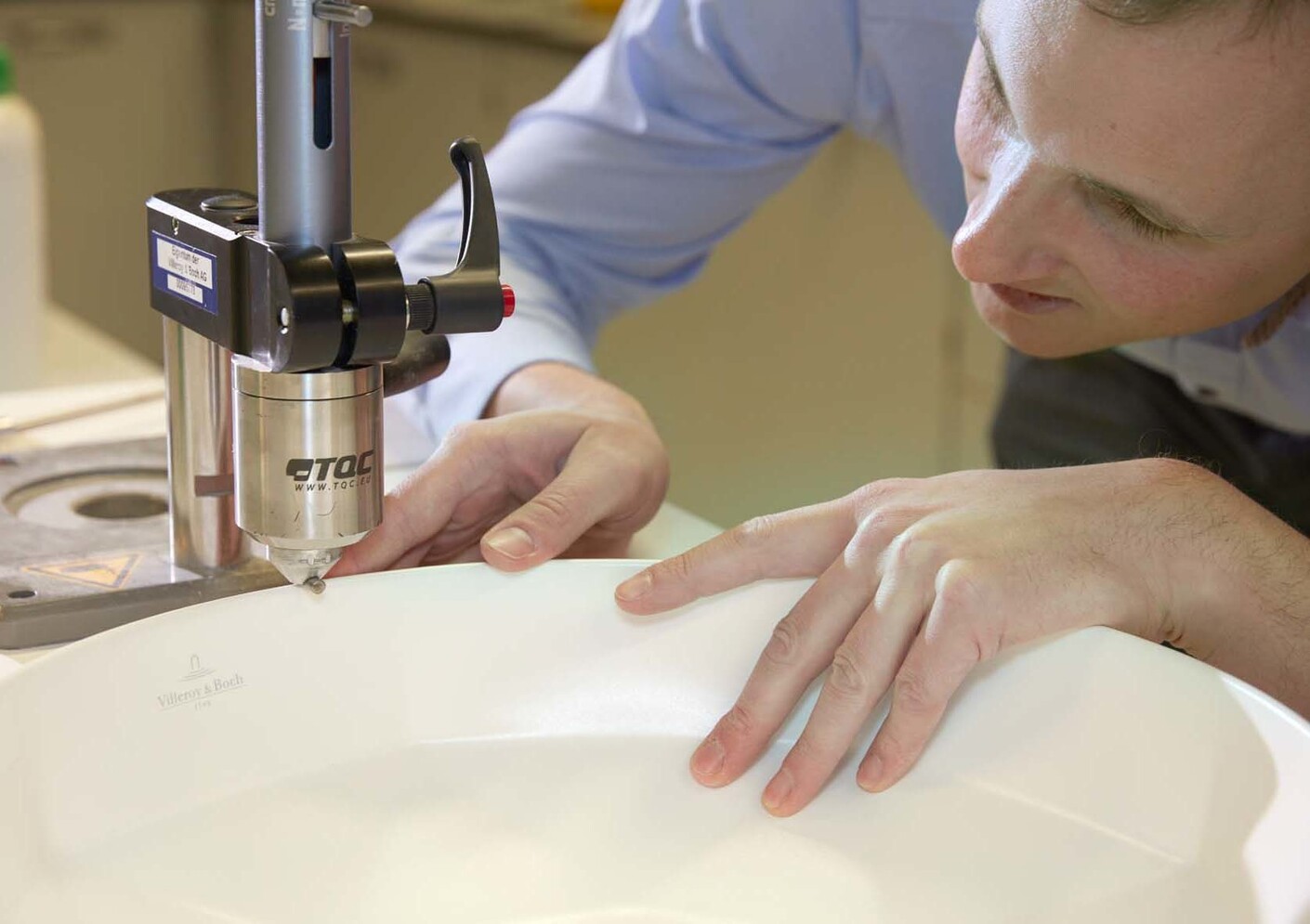 At Villeroy & Boch, engineers in the ceramic development section spent 2 ½ years tinkering, researching and testing things until they proudly presented "TitanCeram".