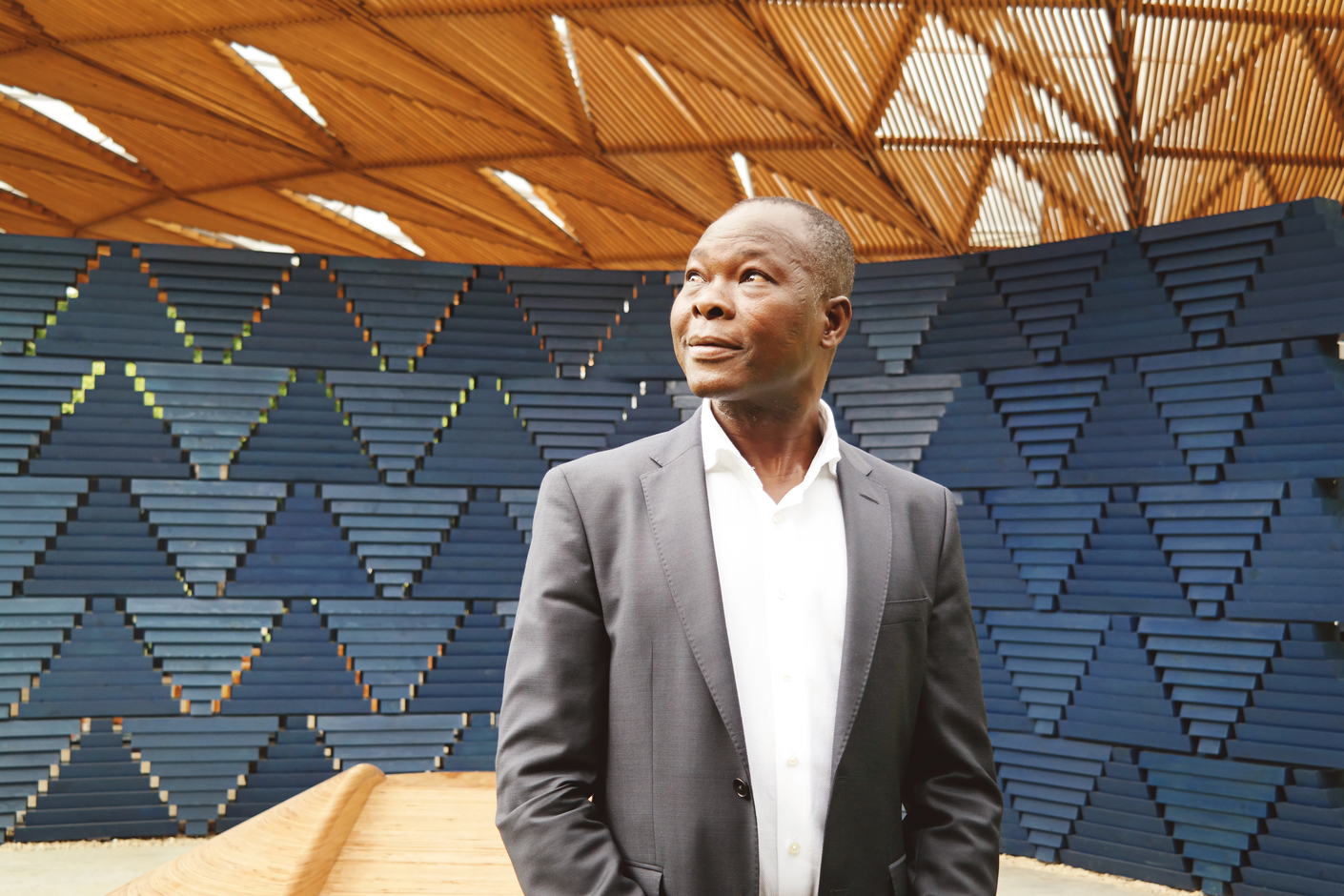 In Burkina Faso geboren, ist Francis Kéré der erste afrikanische Architekt, der einen Serpentine Pavillon entworfen hat.