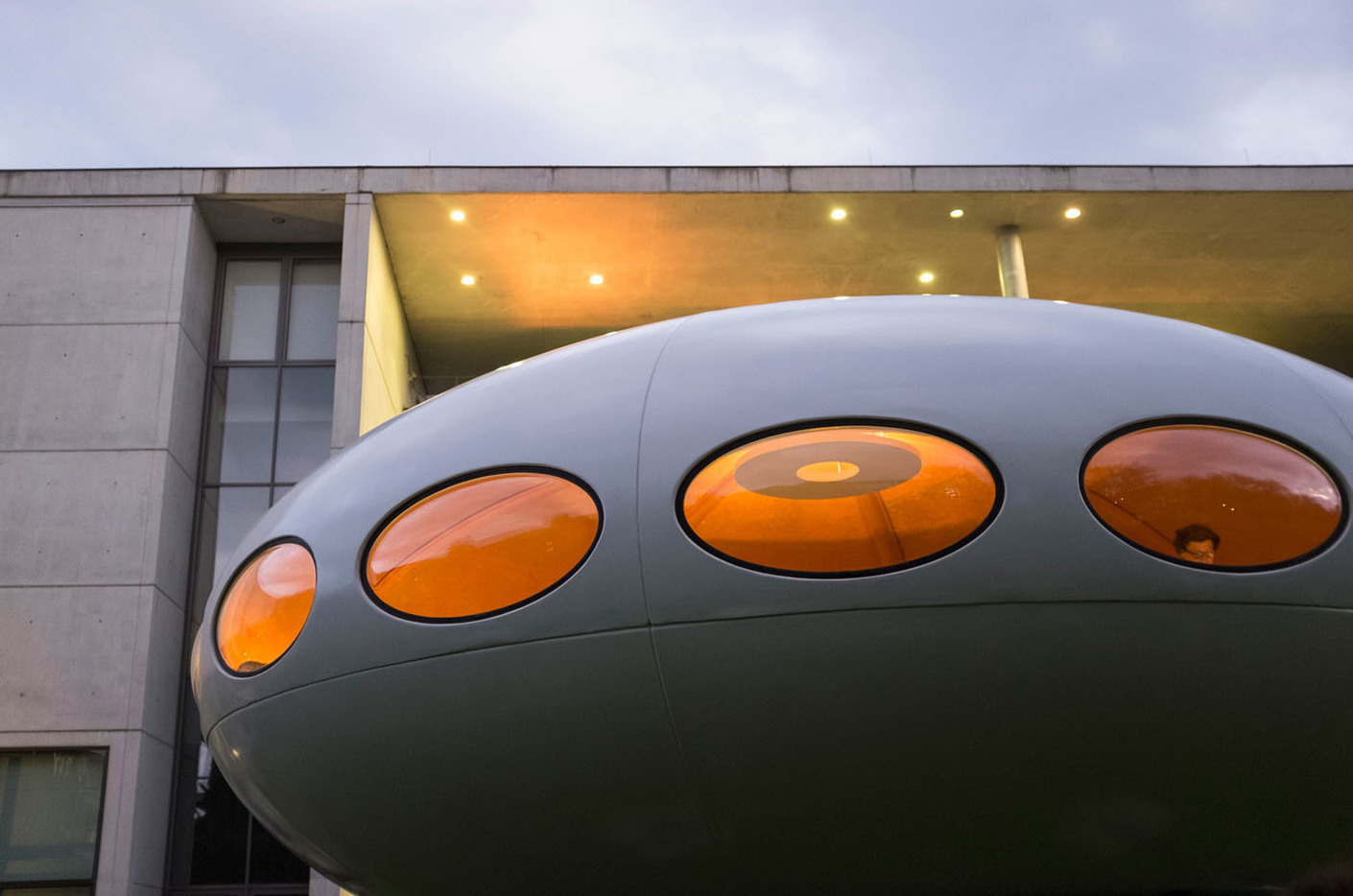The 16 double-glazed windows offer a panoramic view.