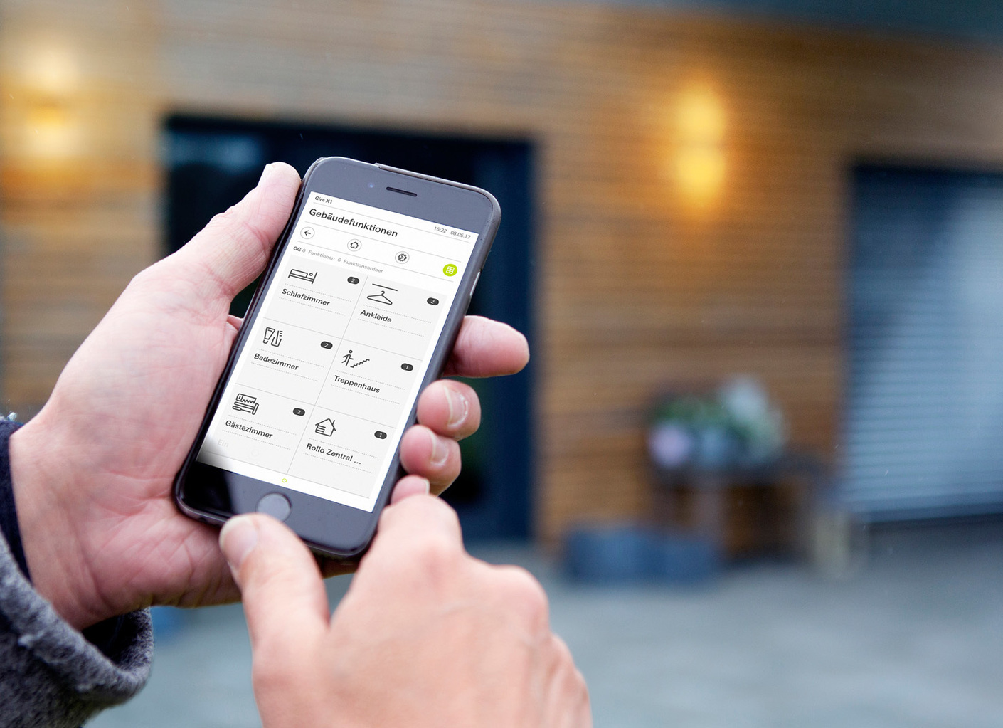 Die Steuerzentrale im Haus ist der Gira X1 Server, der sowohl direkt über das Touchdisplay, den Gira G1, wie über eine App anwählbar ist.