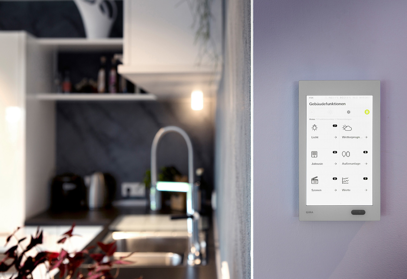 Für jeden Raum können individuell Temperaturen, Heizzeiten, Soundsysteme und komplexe Lichtszenen programmiert und abrufen werden.