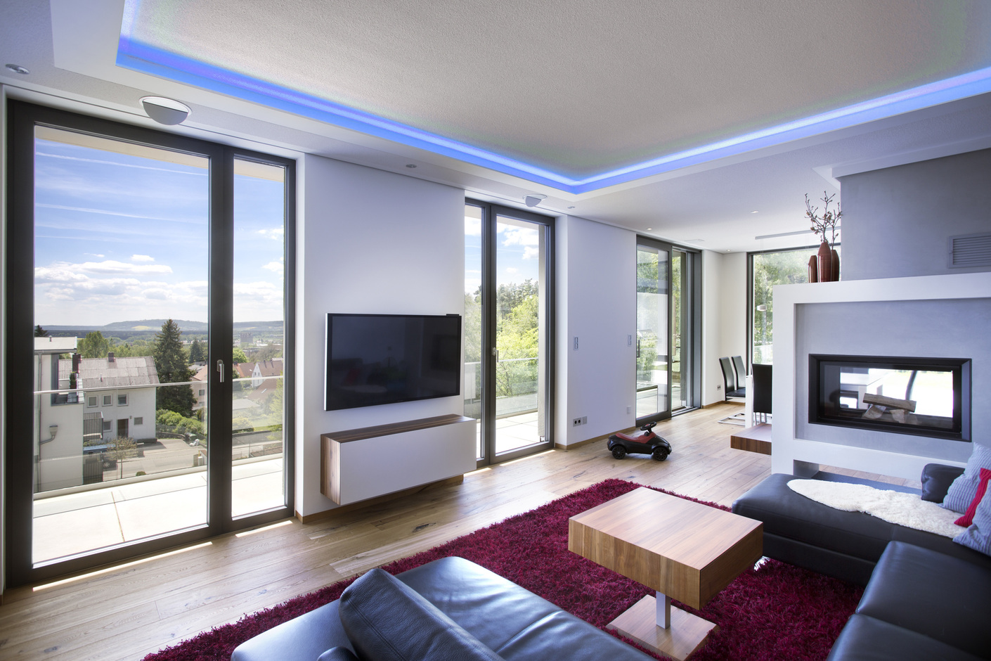 Von der Solarthermie über die Photovoltaik-Anlage bis zur Heiz- und Lichttechnik sind in dem Einfamilienhaus alle Komponenten mit einem KNX-System von Gira verbunden.