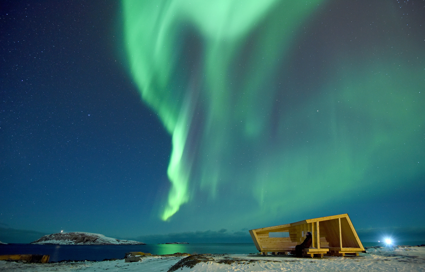 Nordlichter über dem Hasselnes Shelter, Vogelbeobachtung in Norwegen, Biotope Architekten