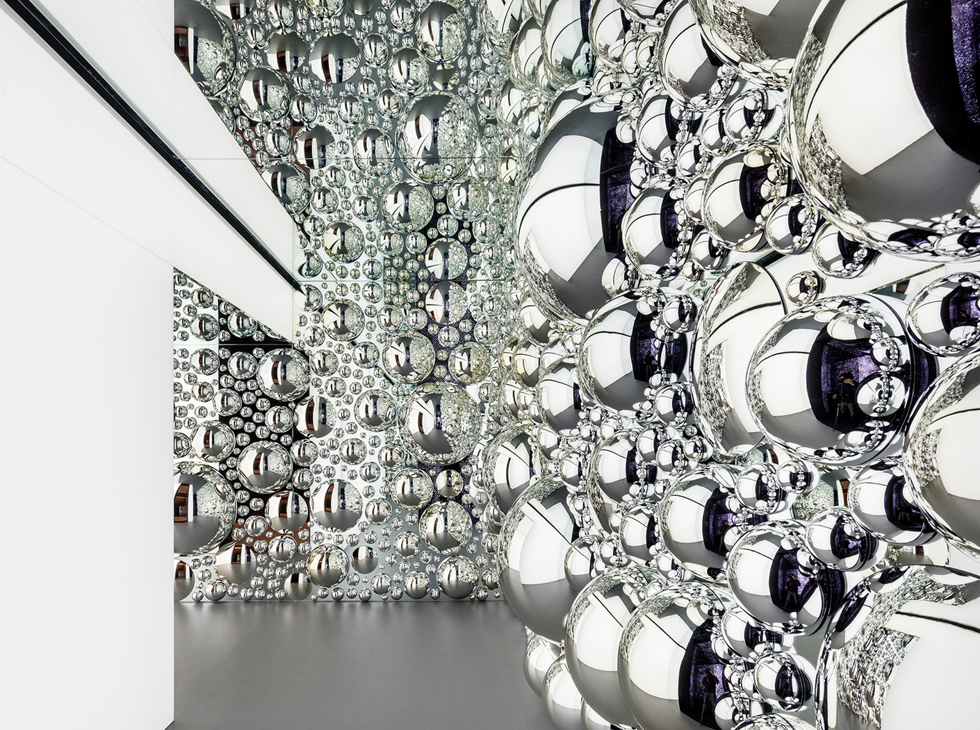Spiegelnde Wasserstoffionen: Die weiteren vier Räume des Pavillons werden von Hyundai mit eigenen Lichtinstallationen bespielt.
