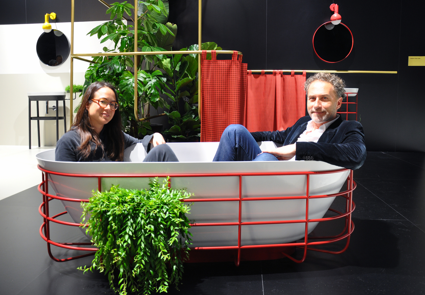 Zweisitzer mit Designer-Duo: Tina Bunyaprasit und Werner Aisslinger nehmen in der Badewanne ihrer Serie „Grid“ für Kaldewei Platz.