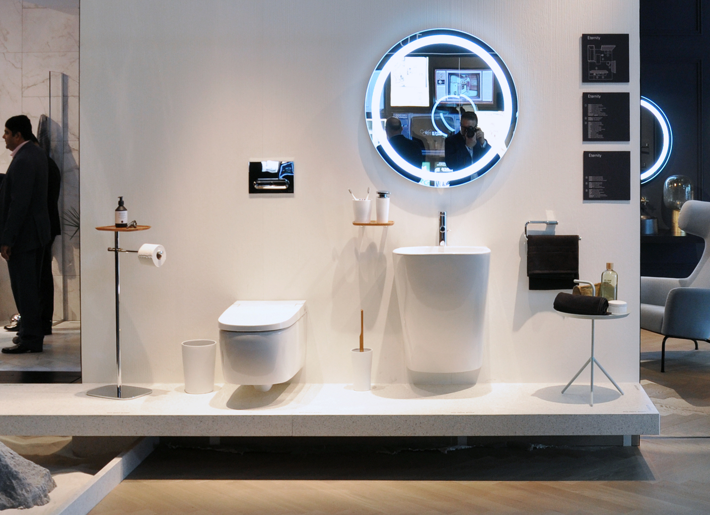 Inkognito: "Eternity" von VitrA verhüllt störende Rohre und setzt mit Holz und Chrom elegante Akzente.